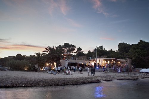 Pop-up de Diesel en Ibiza con estética de chiringuito playero, decoración en madera y mensaje irreverente como parte de la campaña Diesel Island.