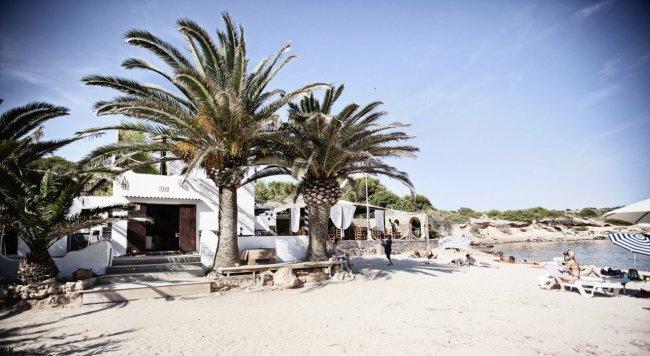 Diesel Island en Ibiza, espacio veraniego con barra de cócteles, carteles provocadores y estética rebelde en un entorno costero.
