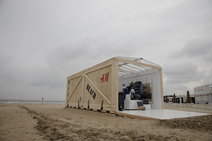 Instalación de H&M frente al mar en Barcelona, combinando moda estival y conciencia sostenible.