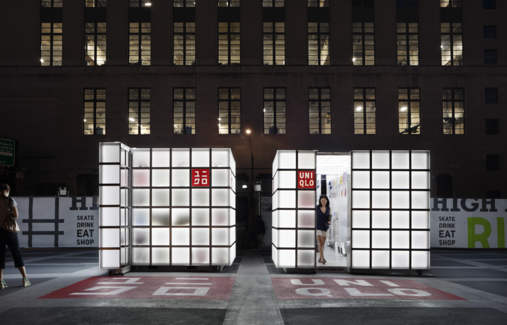 Espacio temporal de UNIQLO con diseño de HWKN que incorpora luz natural y materiales translúcidos para un efecto de contraluz.