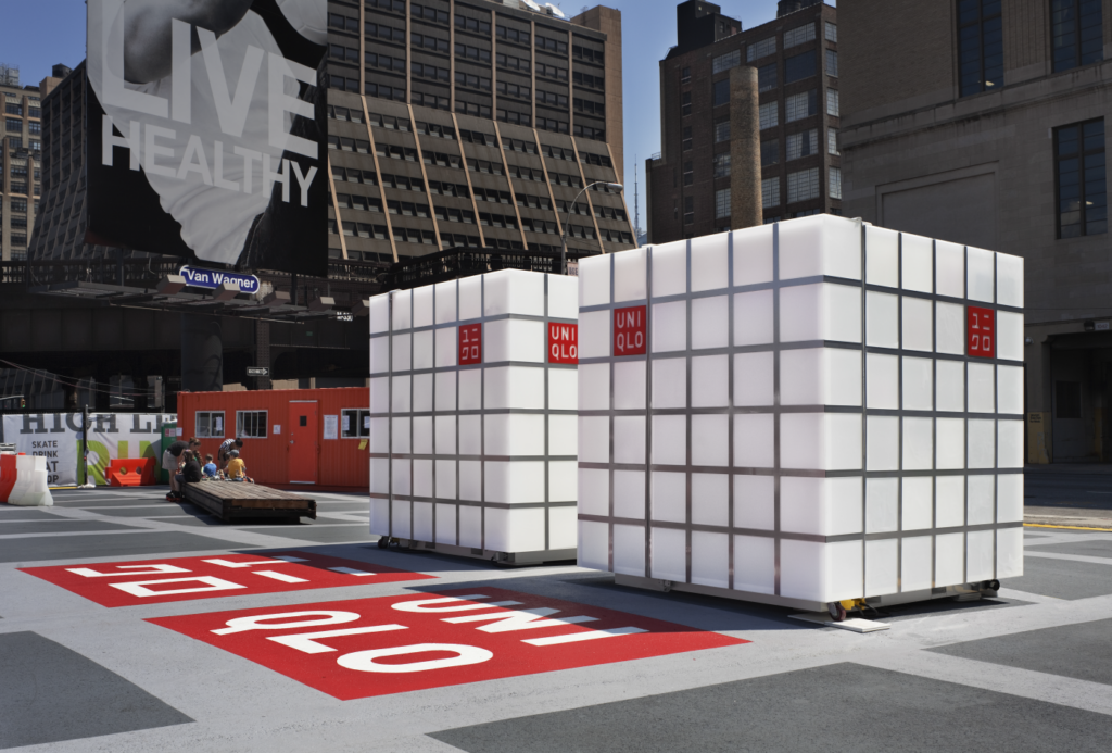 Pop-up store de UNIQLO diseñada por HWKN en Nueva York con estructura ligera y paneles translúcidos.