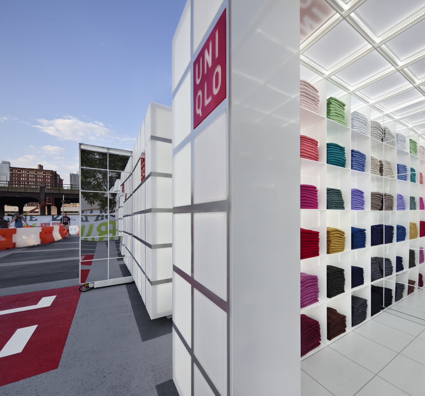 Detalle del diseño arquitectónico del pop-up de UNIQLO en NYC, combinando funcionalidad, minimalismo y visuales inspirados en el verano.