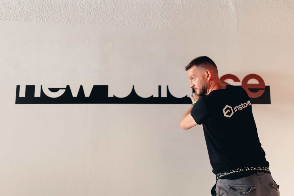 Proveedor de PLV instalando