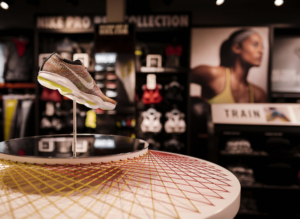 Campañas retail instaladas en flagship con acabados premium