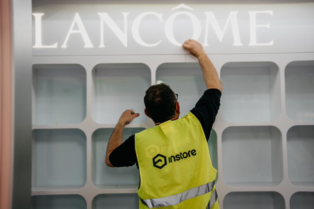 Revisión de campaña retail en tienda para asegurar su correcta conservación
