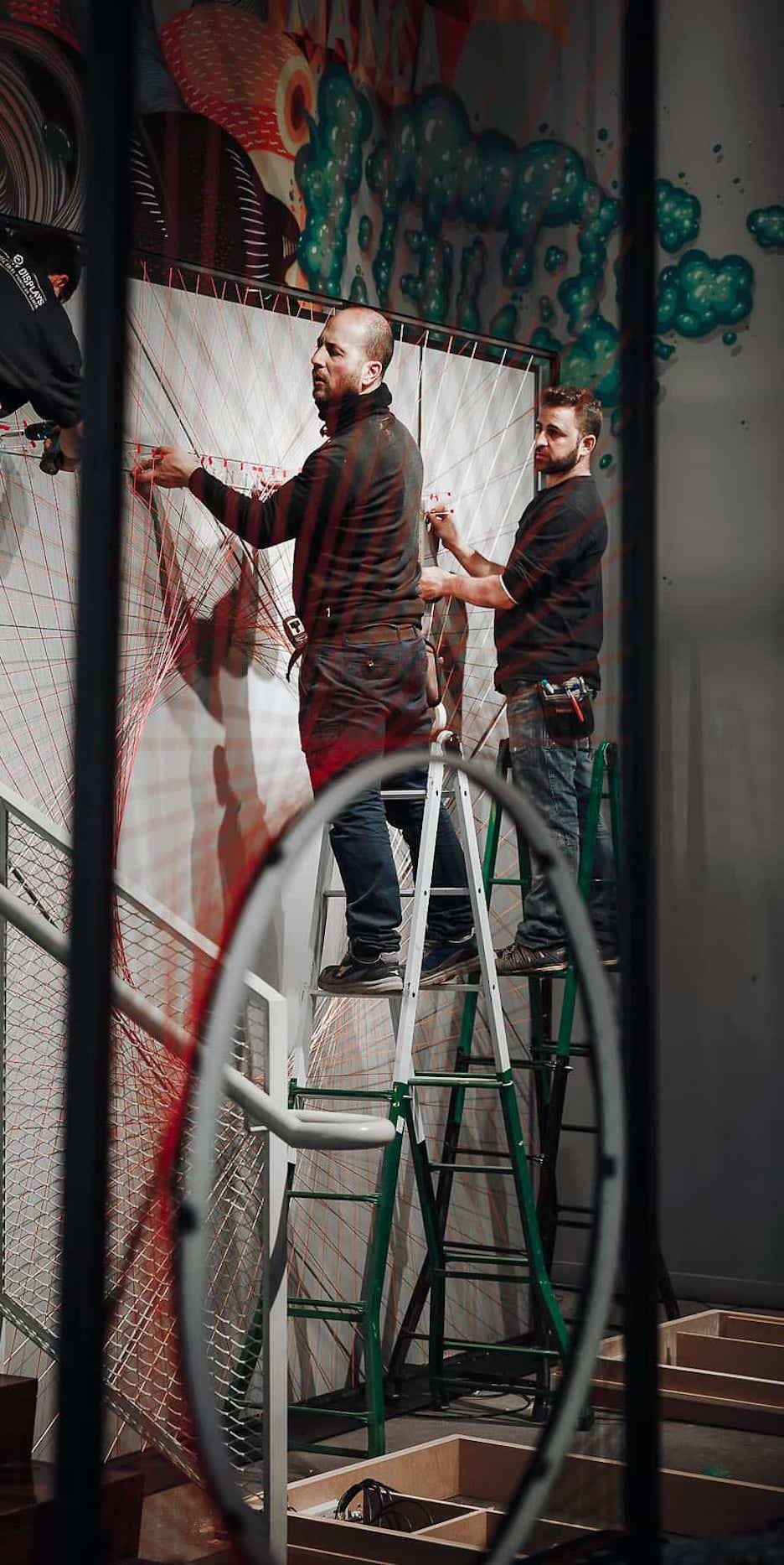 Instalación de trasera con hilos en la estructura metálica de una tienda Nike en Madrid