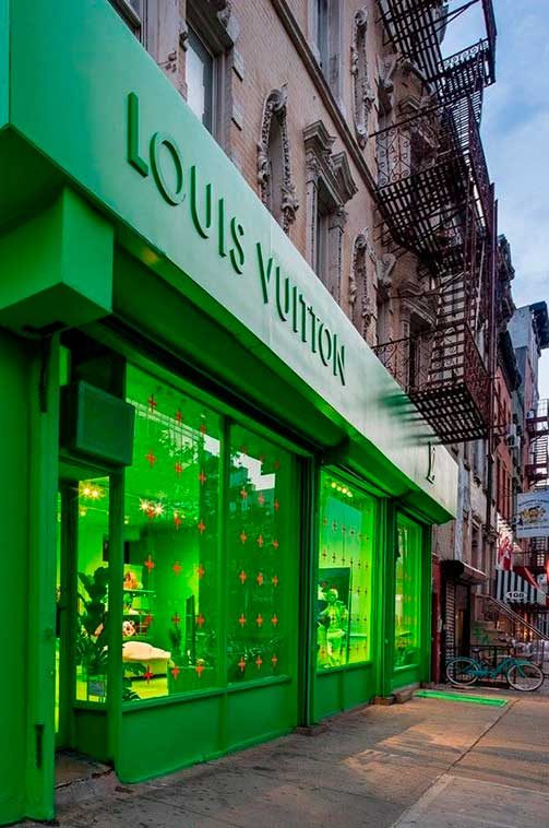 Fachada con un rótulo verde neón para Louis Vuitton en Nueva York